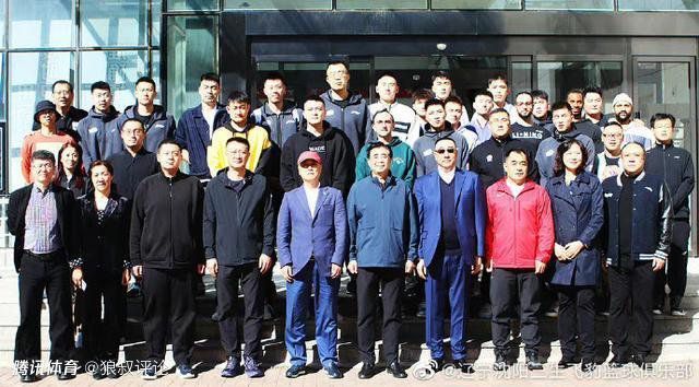 他纠结的，不是公理和真谛的沦亡，而是感慨，谁都活得不轻易，可是谁又能守得住孤单，不被好处所牵引，仍记得最初的责任和许诺呢？作为组织部长，他喜好说他人的长处，躲避他人的错误谬误，其实不是说他是个老大好人，由于他知道，每一个普通的人都有闪光点，而我们理应看到和承认闪光点的价值，让他们熟悉到本身也有闪光点，比光攻讦要好很多。